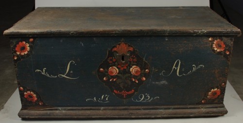 Kist, blauwgroen geschilderd, met decor van medaillon met bloemen en opschrift L A 1793